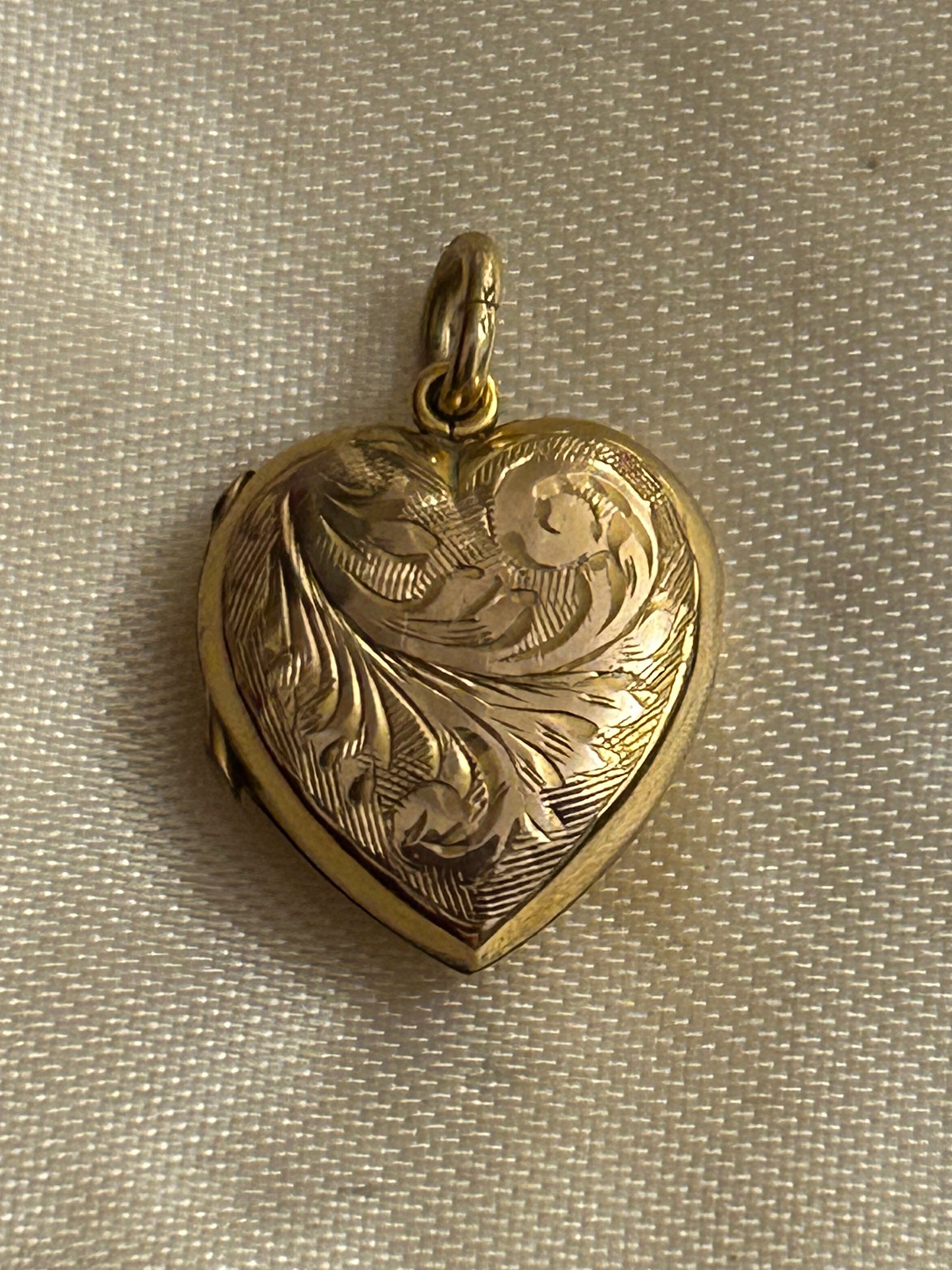 9ct gold vintage heart pendant.