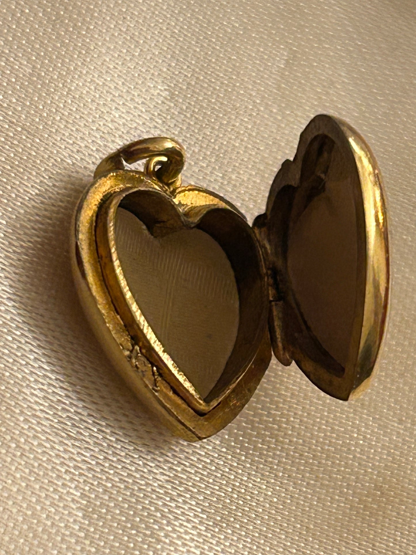 9ct gold vintage heart pendant.