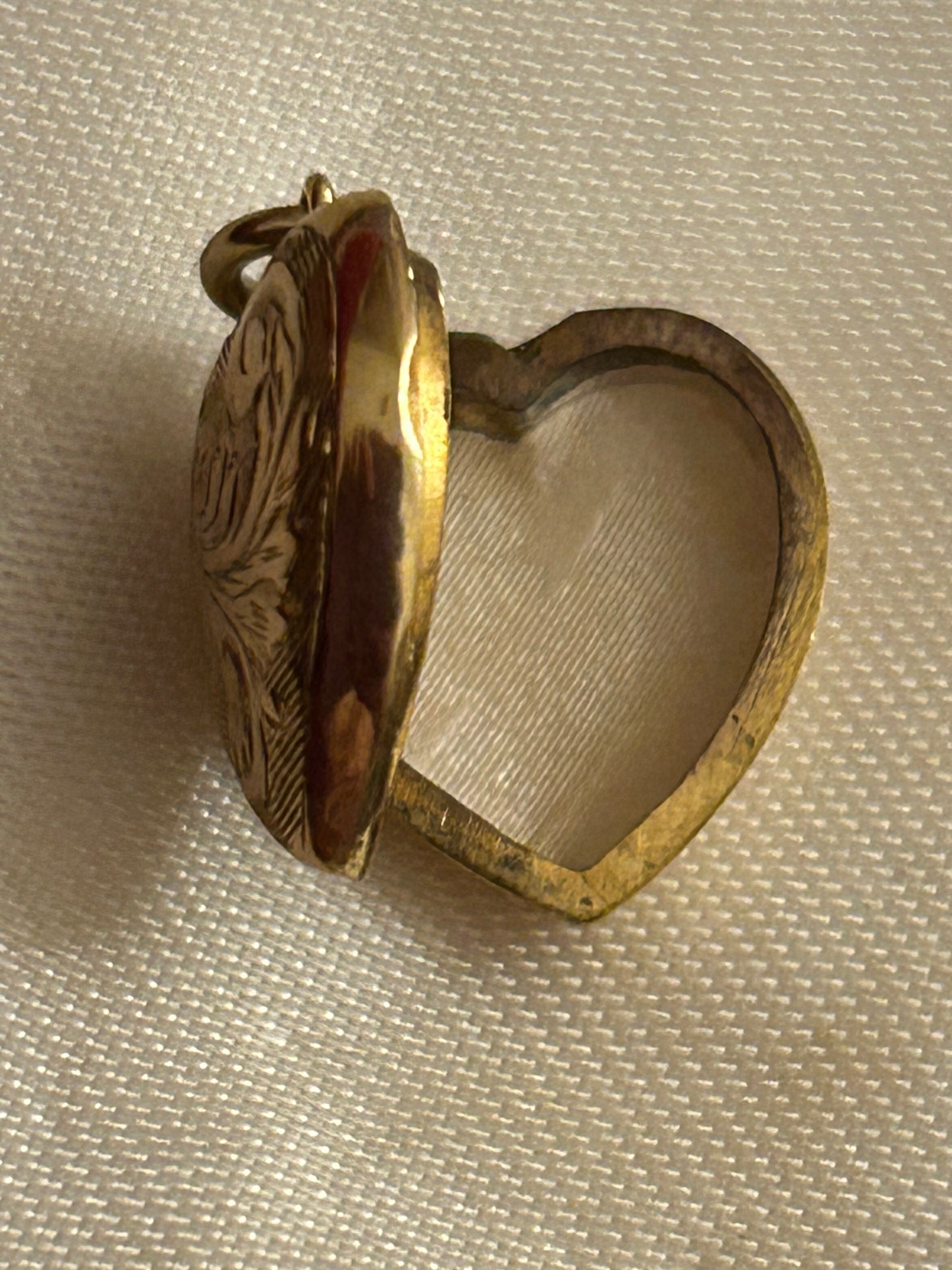 9ct gold vintage heart pendant.