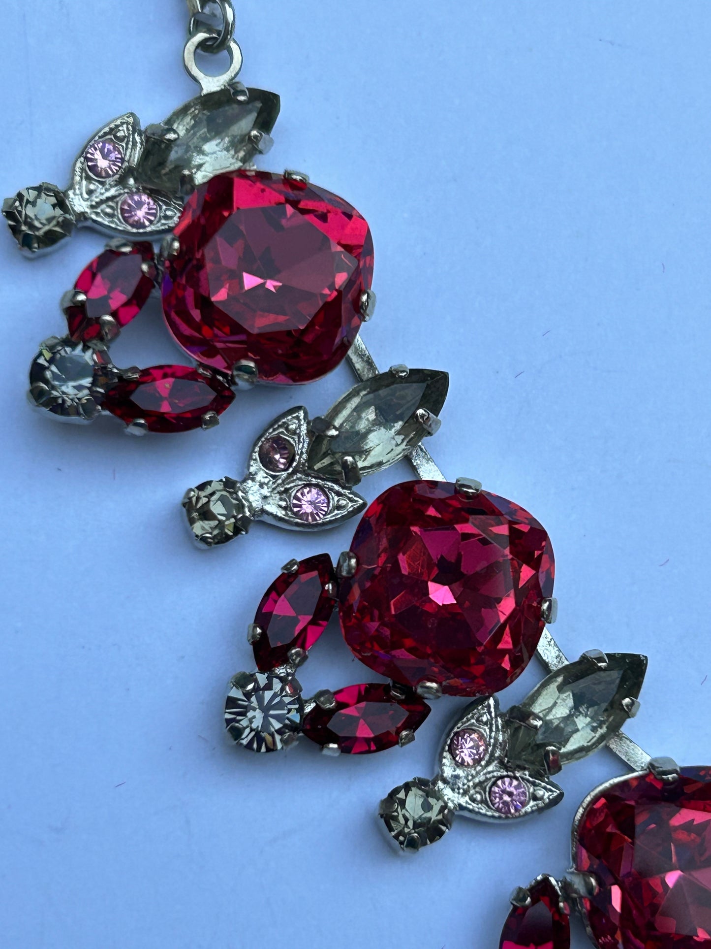 Beautiful pink crystal vintage necklace.
