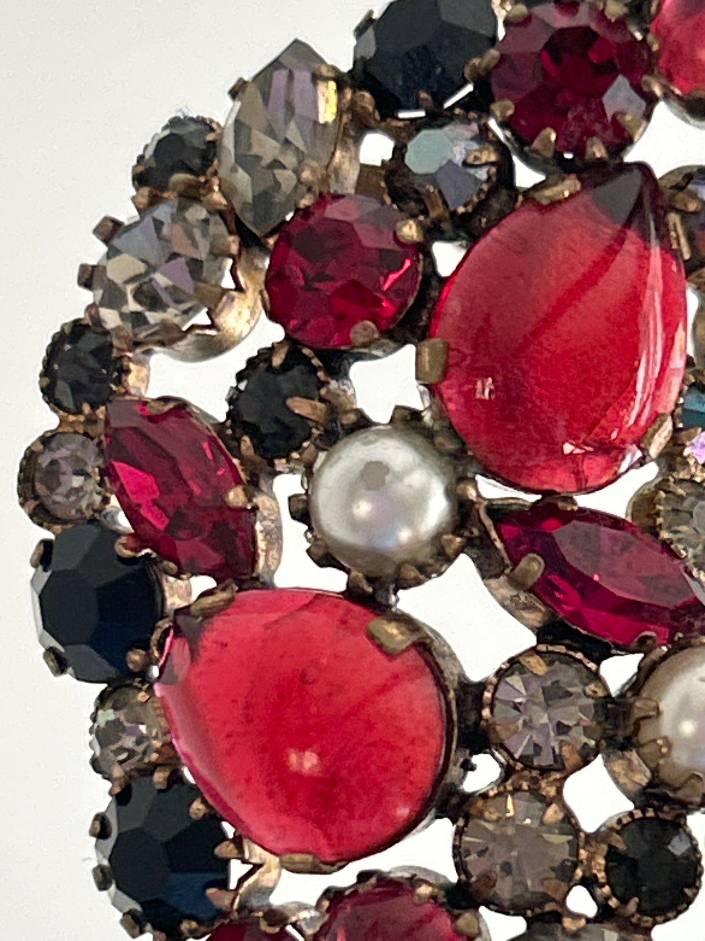 Stunning Vintage Huge brooch with red and black glass crystals faux pearls