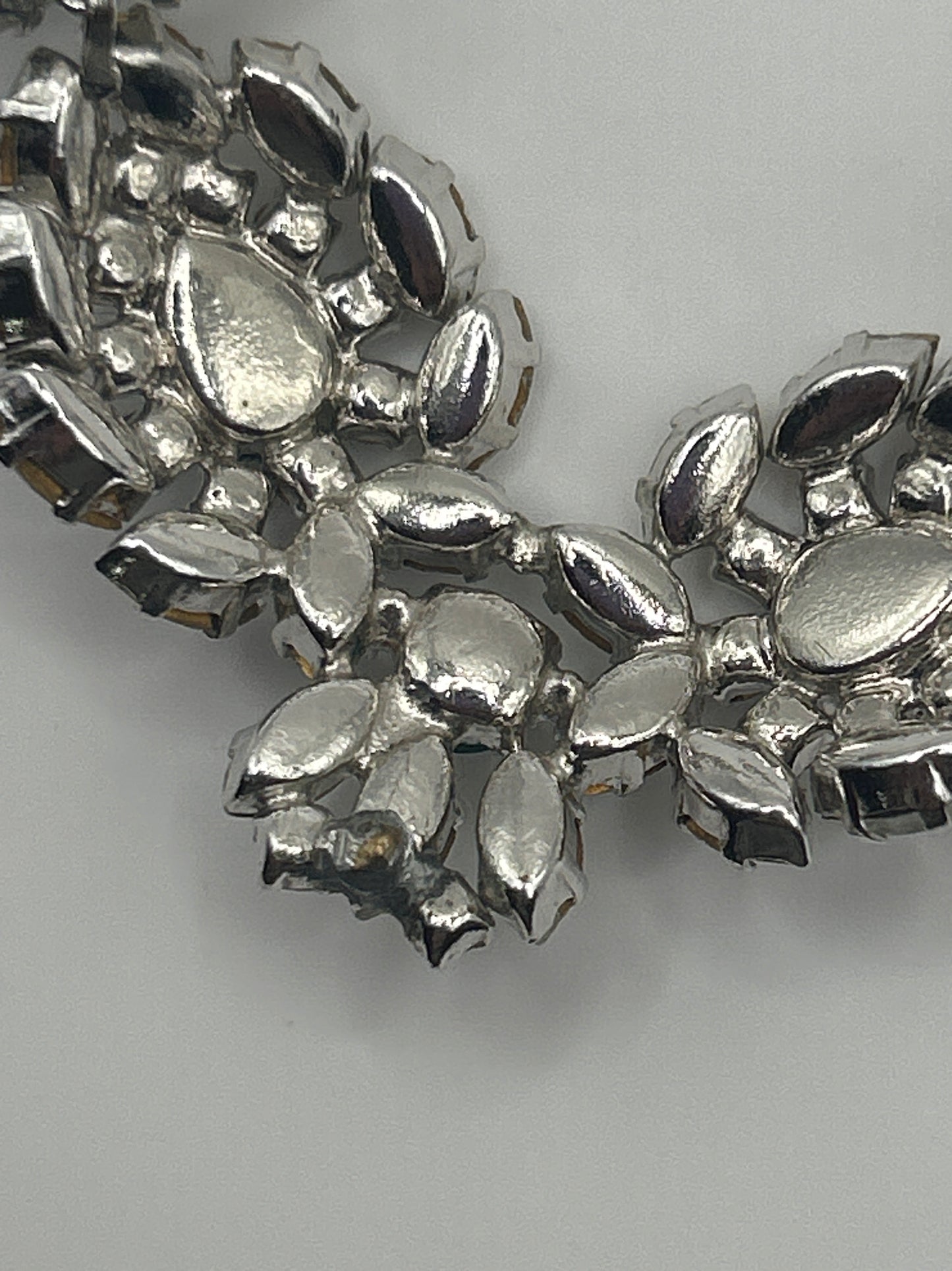 Vintage 1950s green & clear glass crystal necklace.