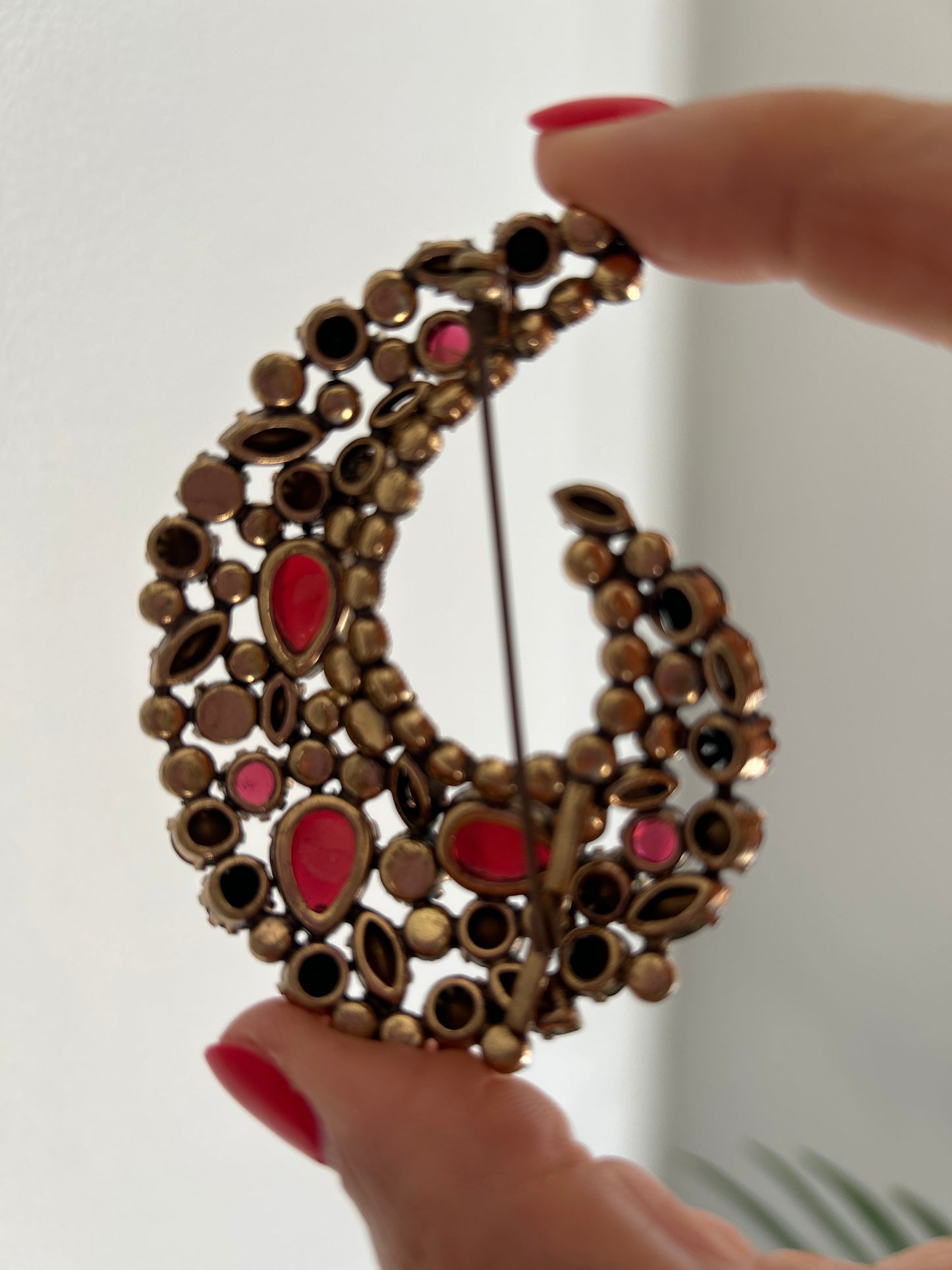 Stunning Vintage Huge brooch with red and black glass crystals faux pearls