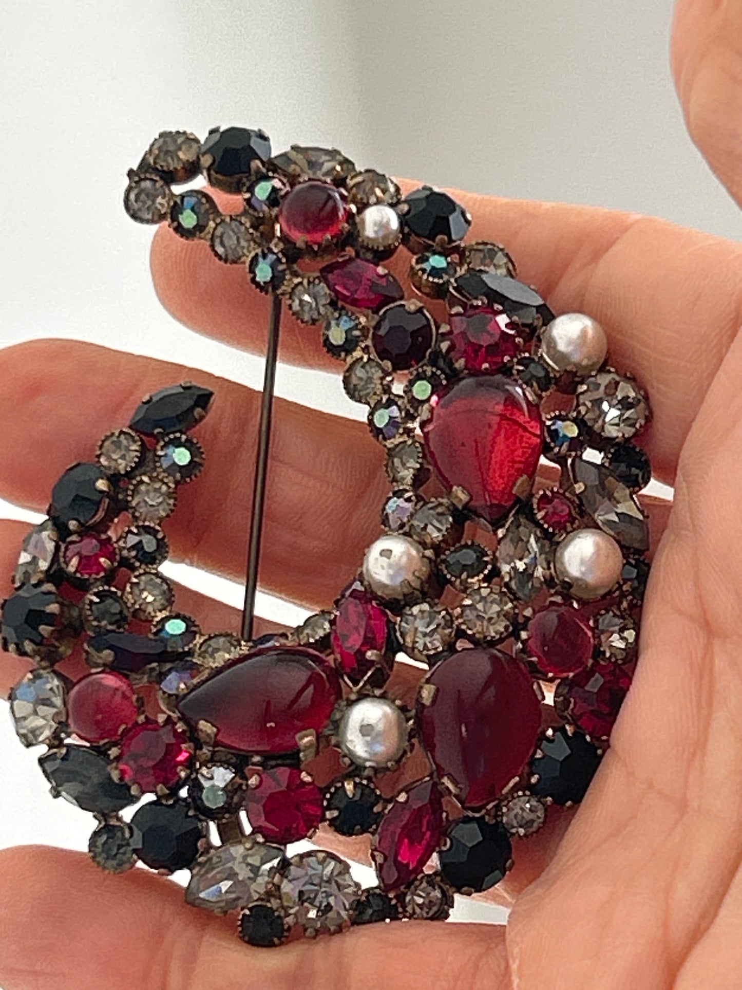 Stunning Vintage Huge brooch with red and black glass crystals faux pearls
