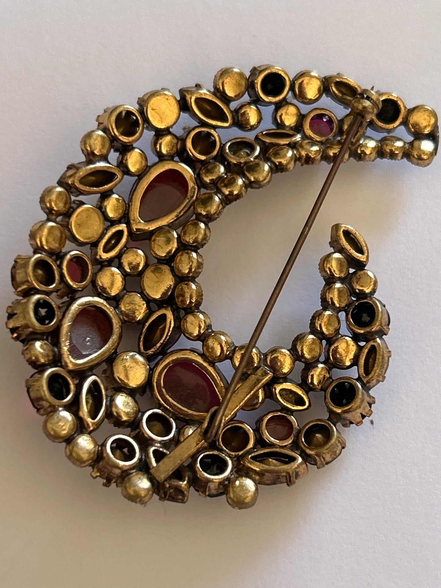 Stunning Vintage Huge brooch with red and black glass crystals faux pearls