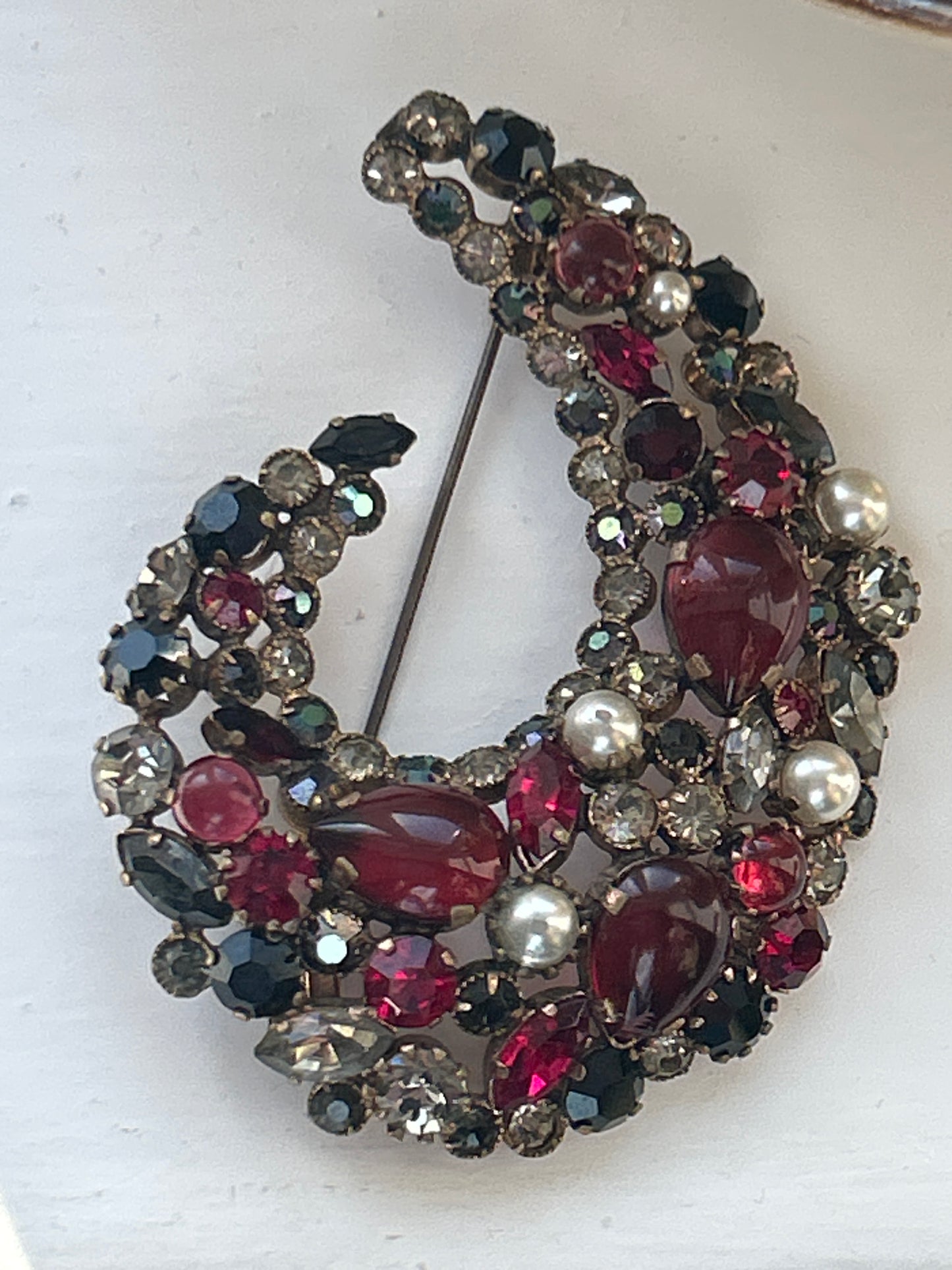 Stunning Vintage Huge brooch with red and black glass crystals faux pearls
