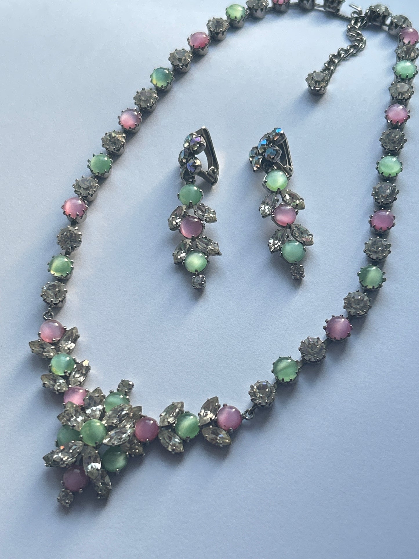 French multicoloured glass crystal vintage set. Necklace and earrings .