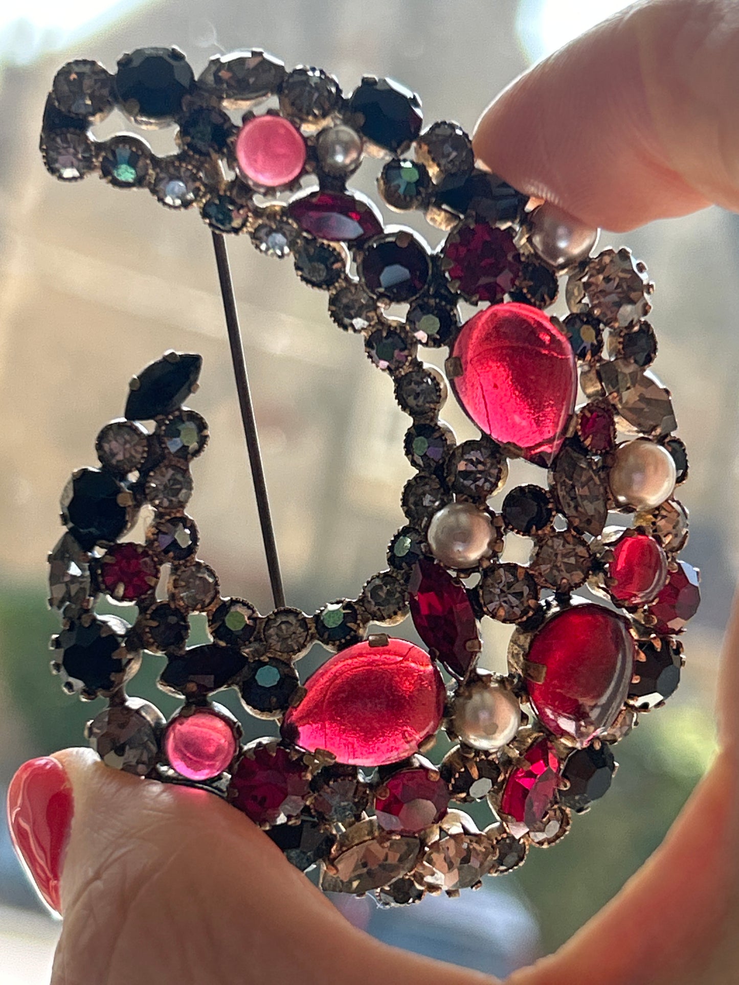Stunning Vintage Huge brooch with red and black glass crystals faux pearls