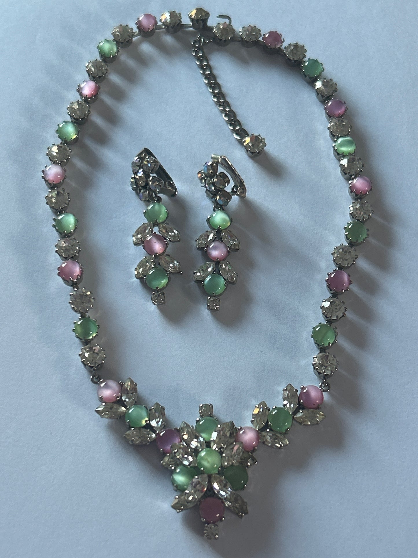 French multicoloured glass crystal vintage set. Necklace and earrings .