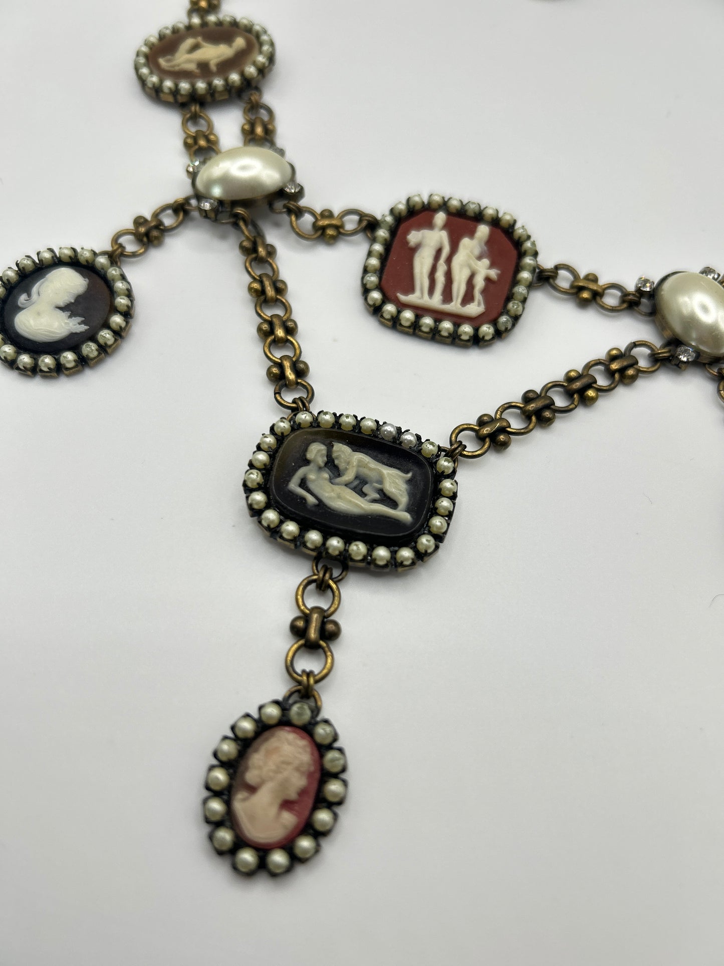 Vintage necklace signed Deluxe with Beautiful Cameos & oval faux pearls
