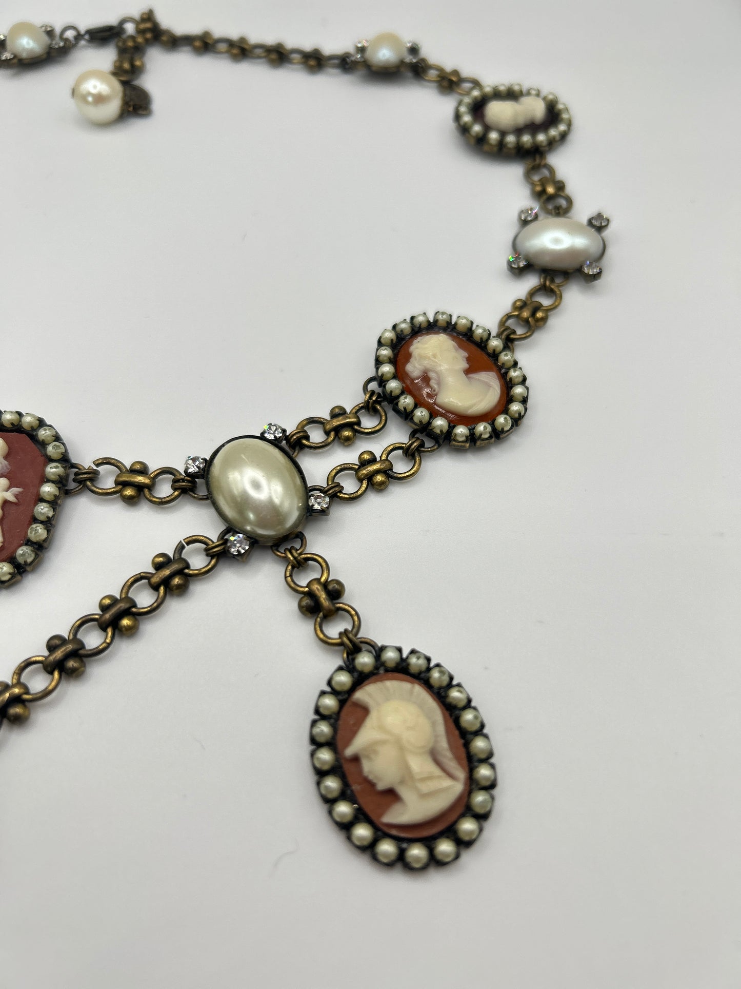 Vintage necklace signed Deluxe with Beautiful Cameos & oval faux pearls