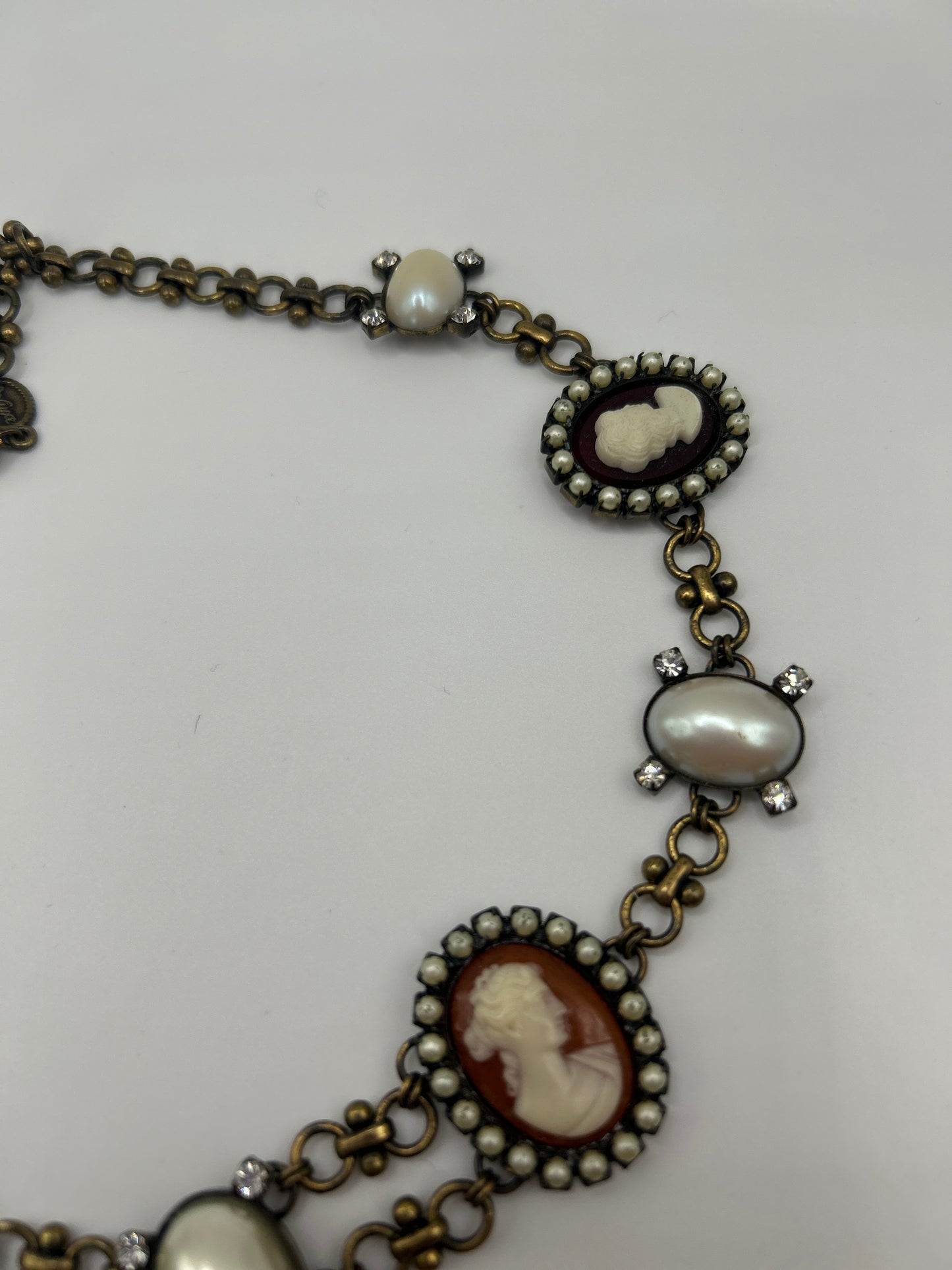 Vintage necklace signed Deluxe with Beautiful Cameos & oval faux pearls
