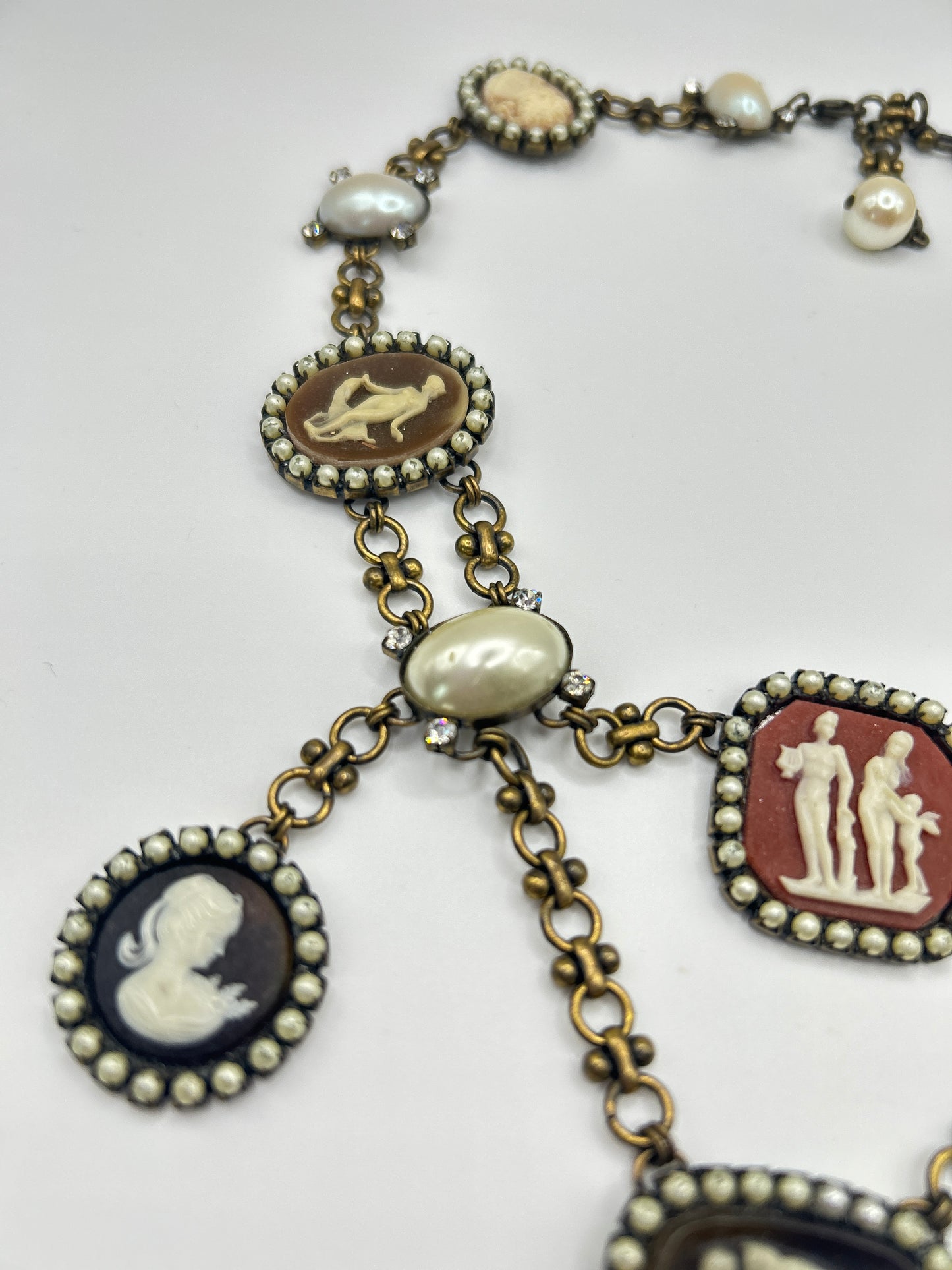 Vintage necklace signed Deluxe with Beautiful Cameos & oval faux pearls