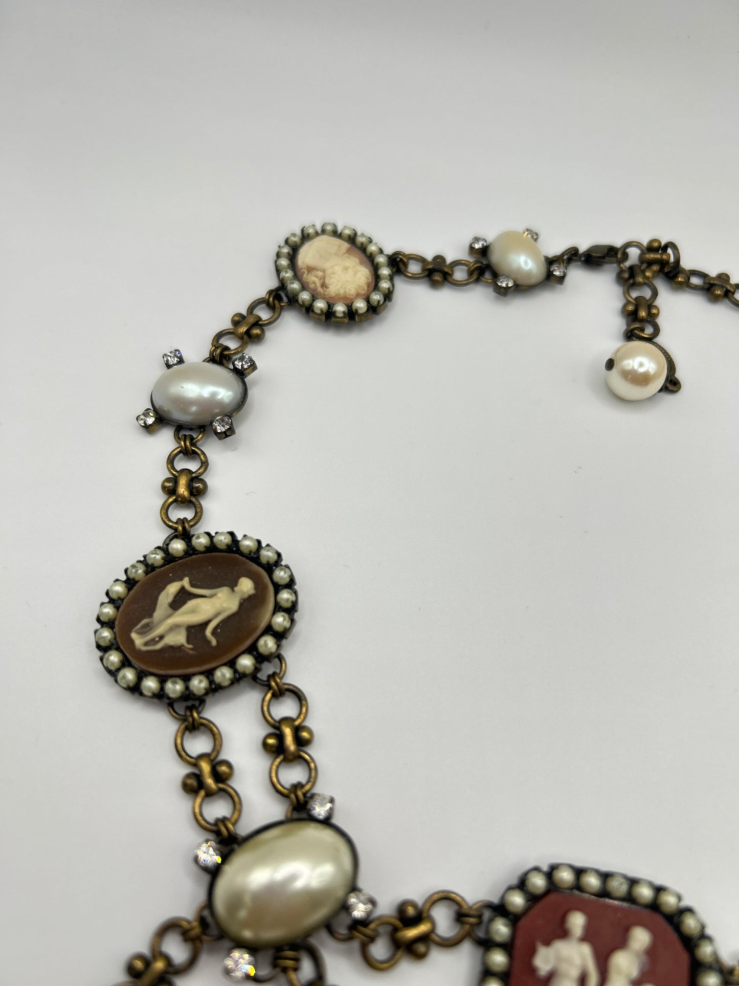 Vintage necklace signed Deluxe with Beautiful Cameos & oval faux pearls