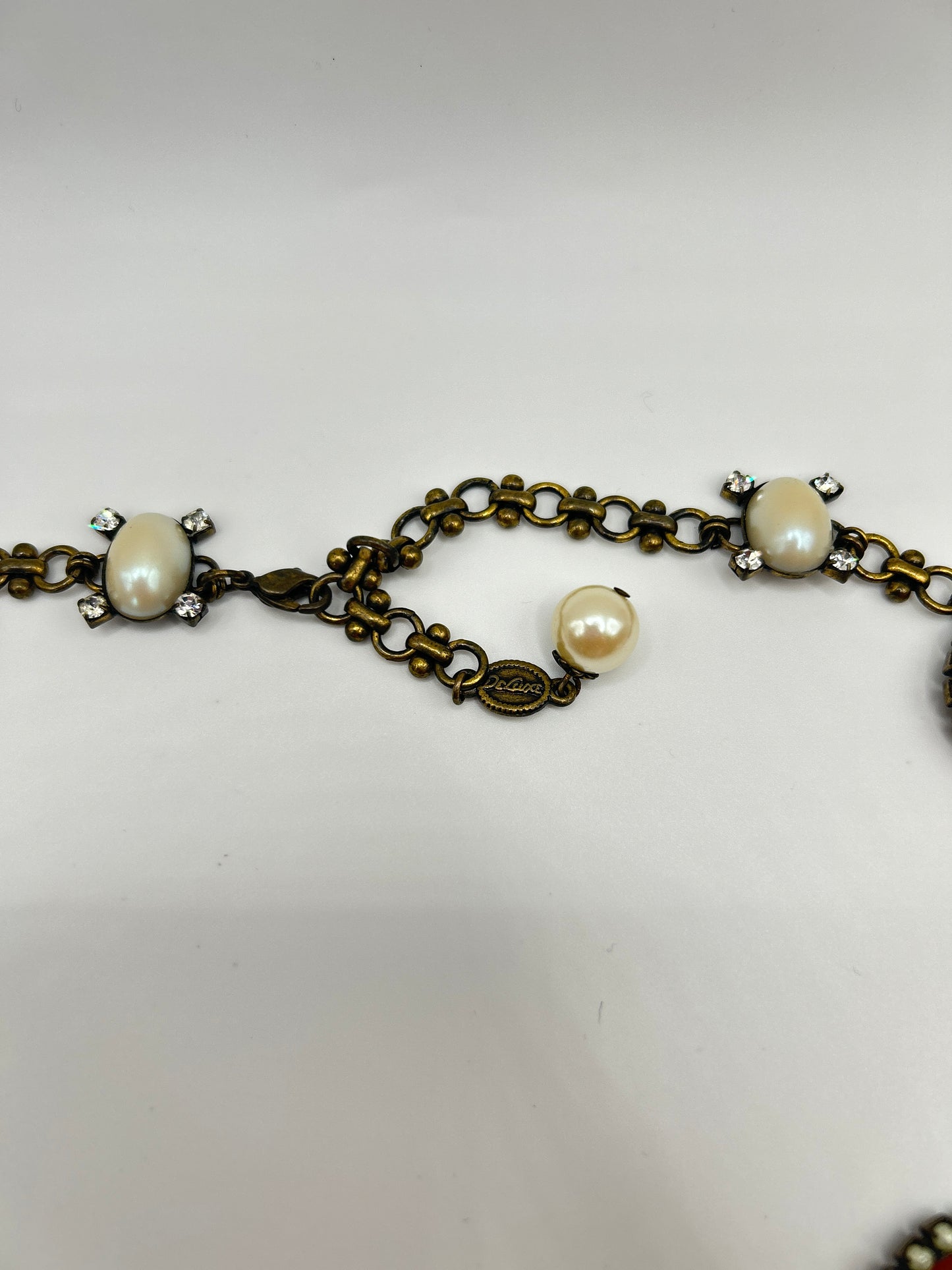 Vintage necklace signed Deluxe with Beautiful Cameos & oval faux pearls