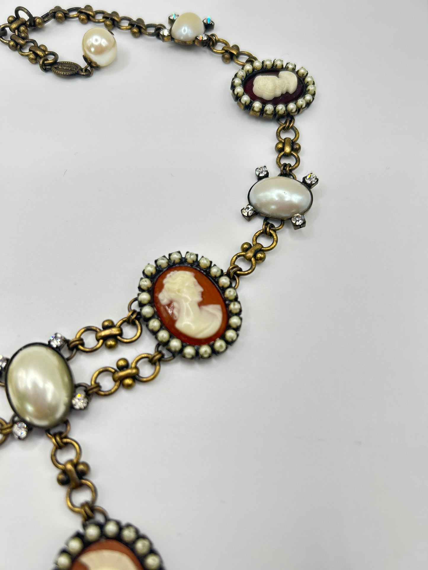 Vintage necklace signed Deluxe with Beautiful Cameos & oval faux pearls