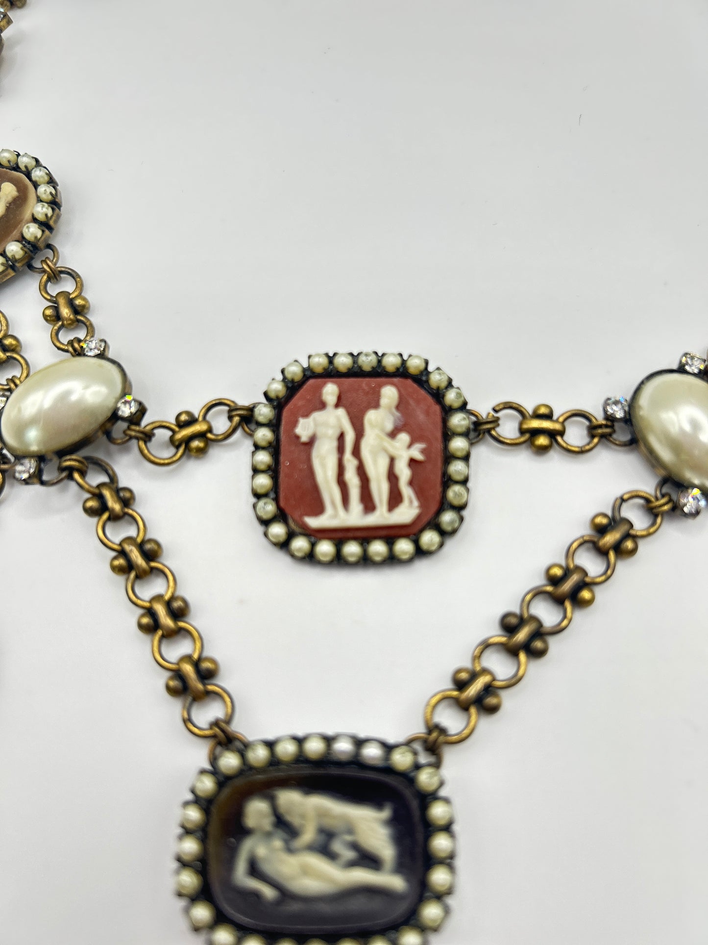Vintage necklace signed Deluxe with Beautiful Cameos & oval faux pearls