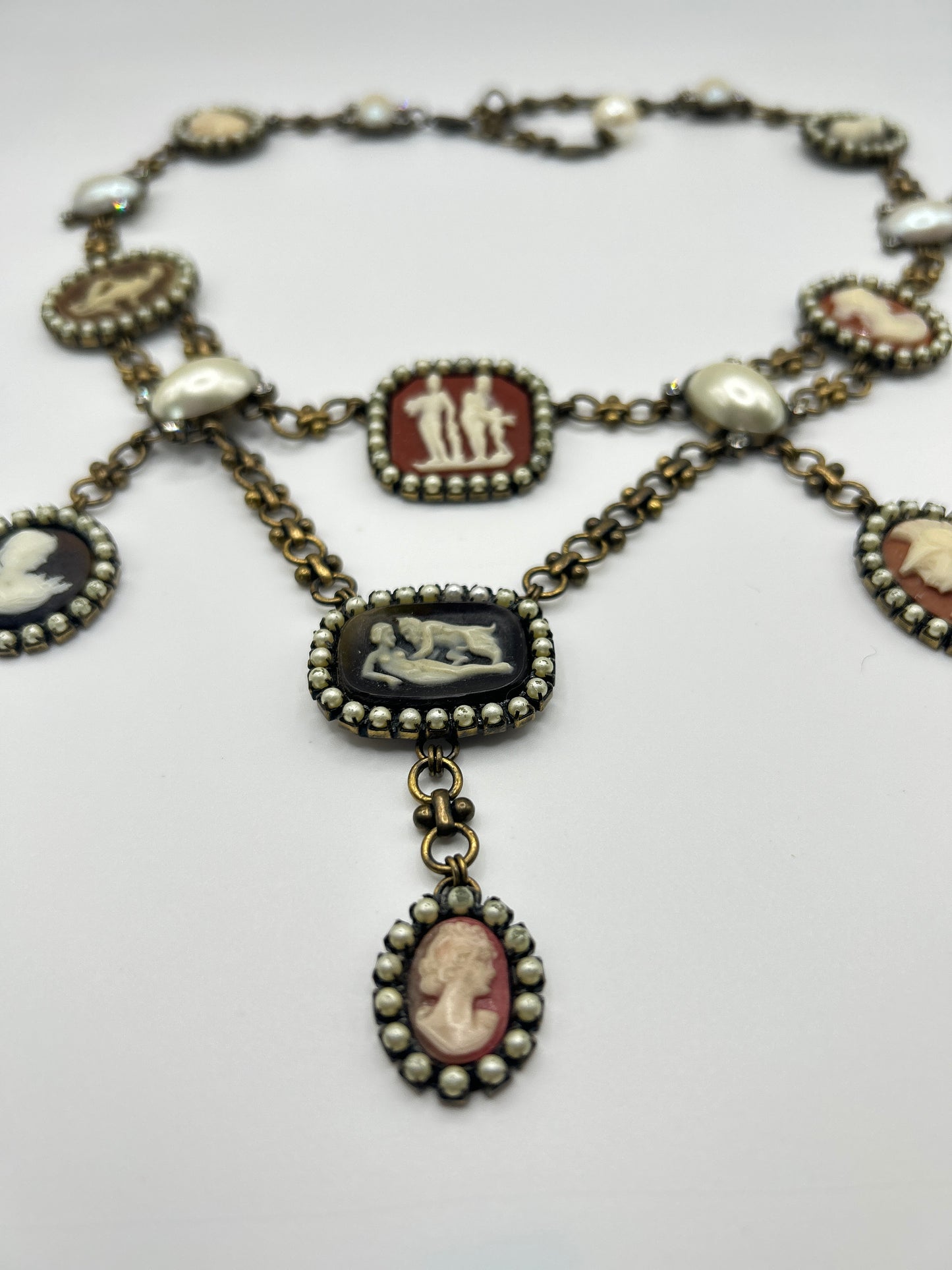 Vintage necklace signed Deluxe with Beautiful Cameos & oval faux pearls