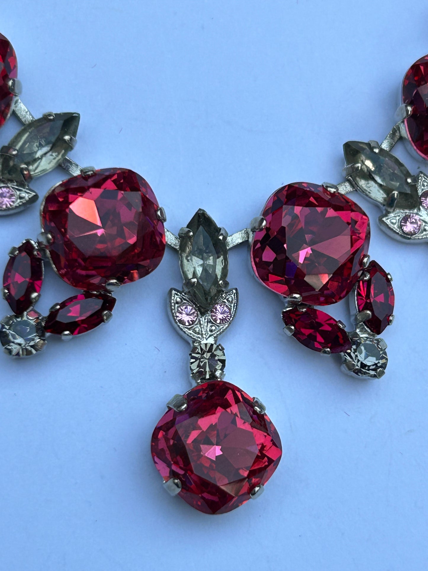 Beautiful pink crystal vintage necklace.